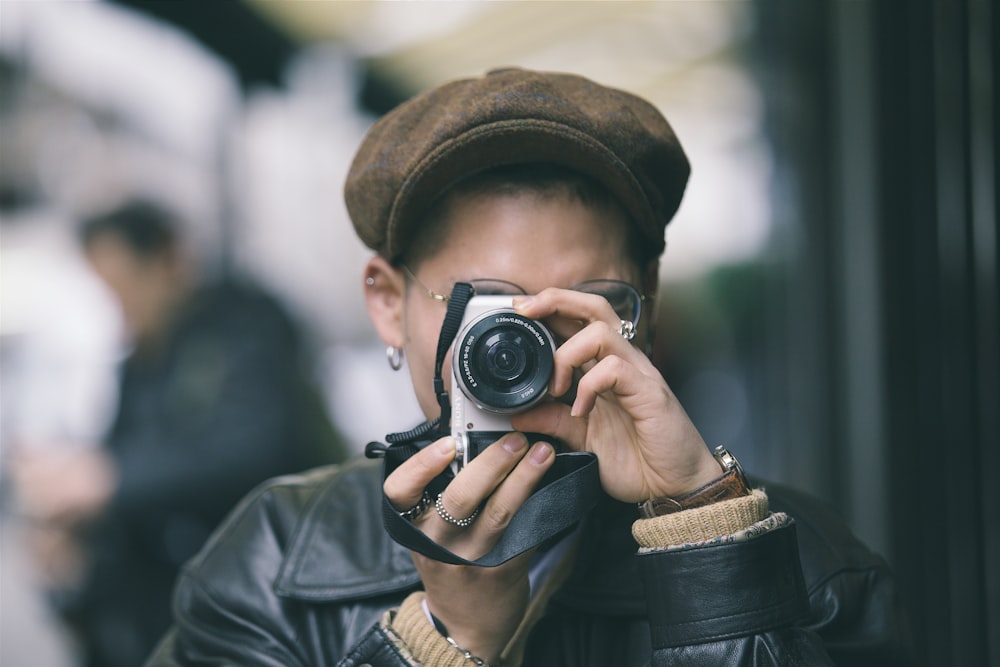 カメラを持っている人の焦点写真