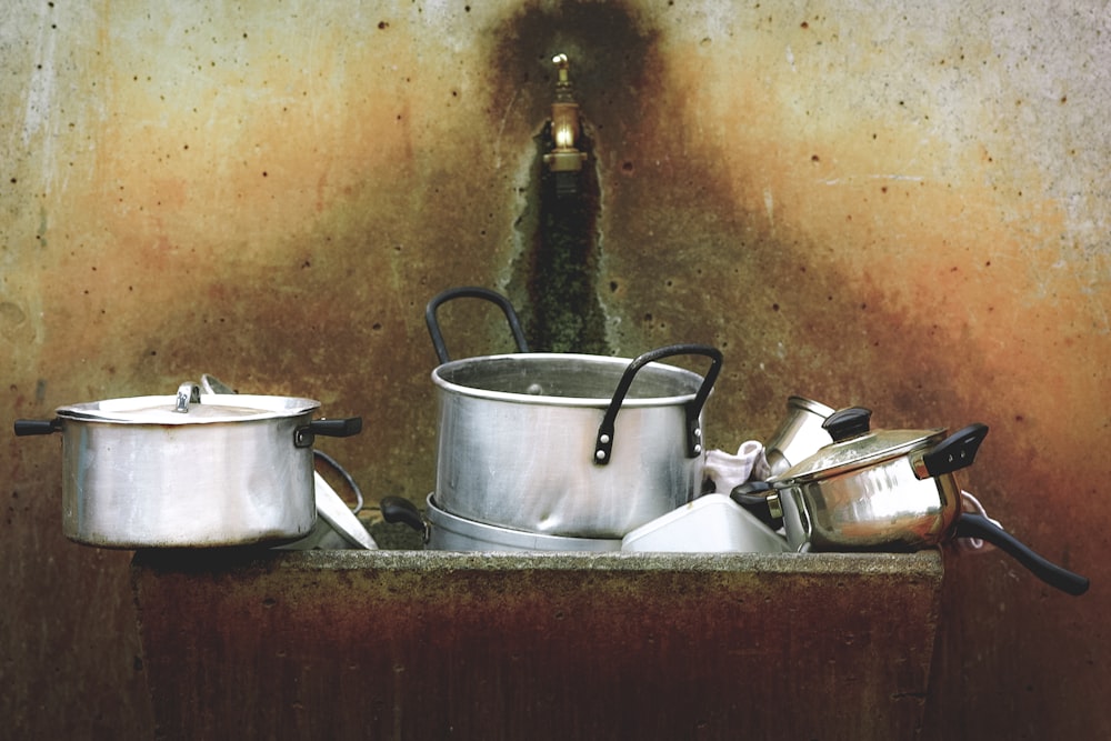 utensili da cucina su stazione di lavaggio in pietra