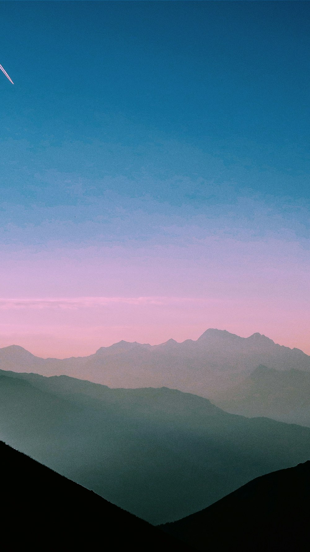 Vue aérienne des montagnes brumeuses