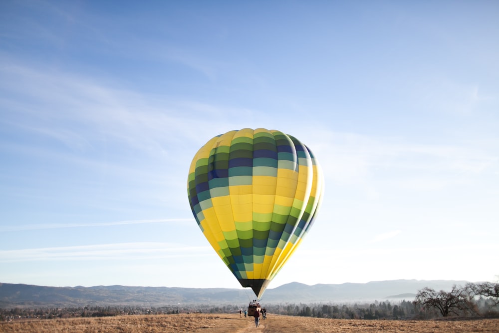 Montgolfière jaune et bleue au sol