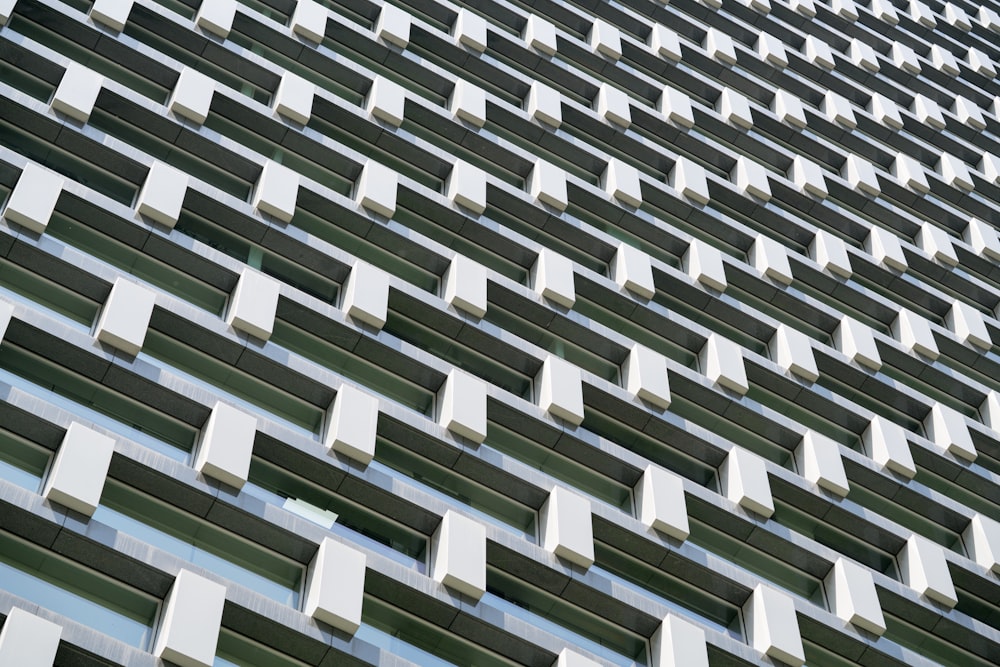 papel pintado de balcón de edificio de hormigón blanco