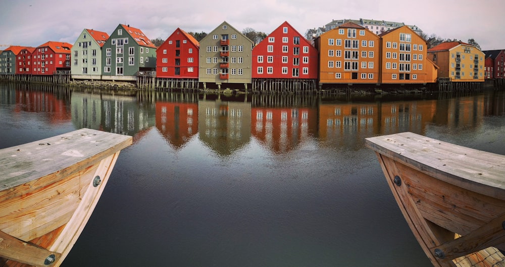 Photographie village aux couleurs variées au bord d’un plan d’eau