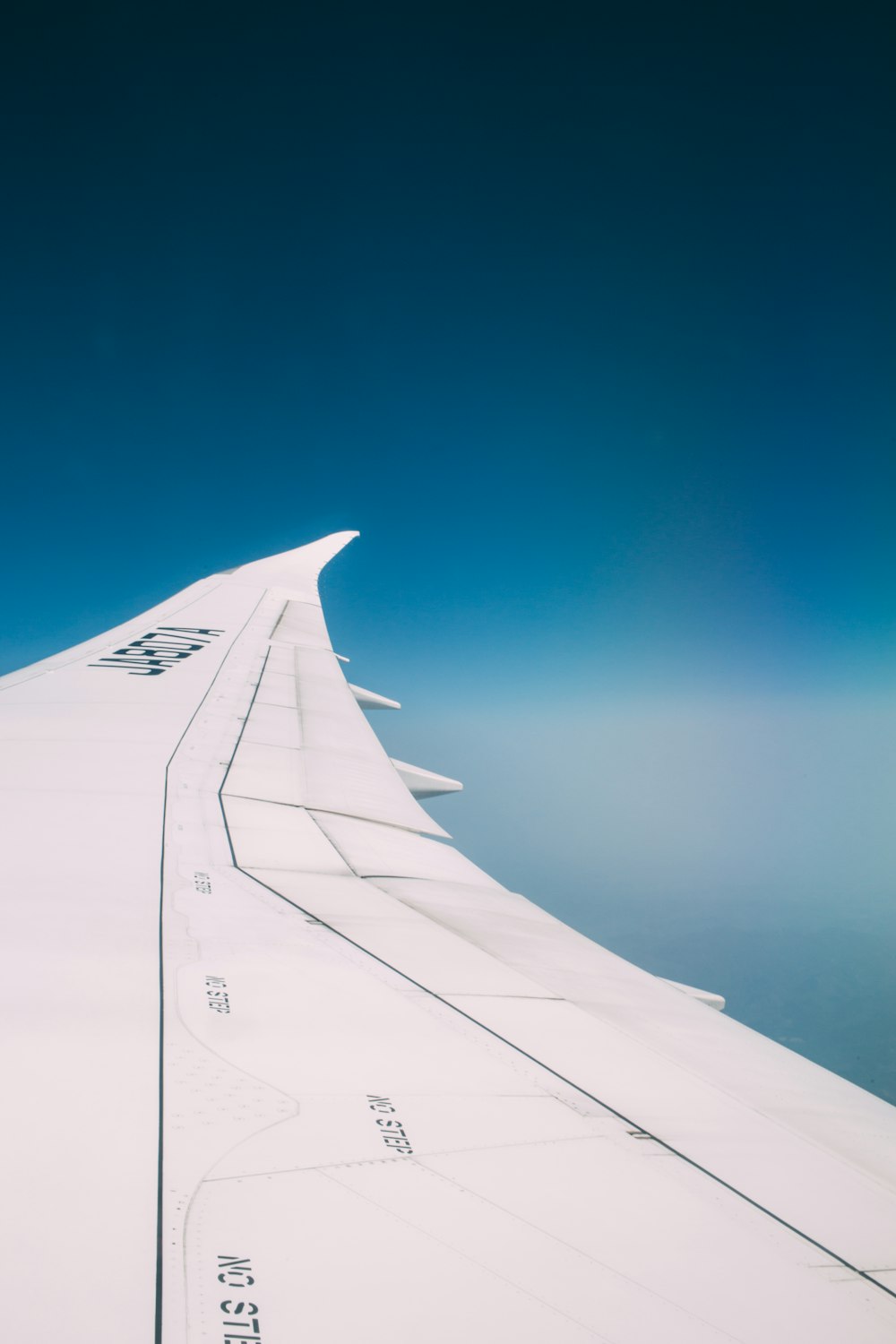 avion à l’antenne pendant la journée