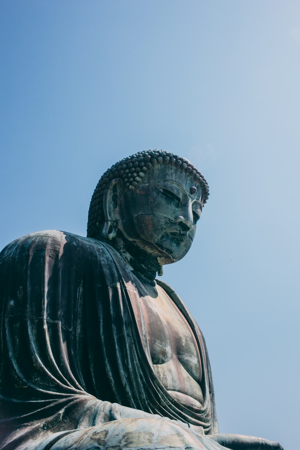 fotografia de foco seletivo da estátua de Buda durante o dia
