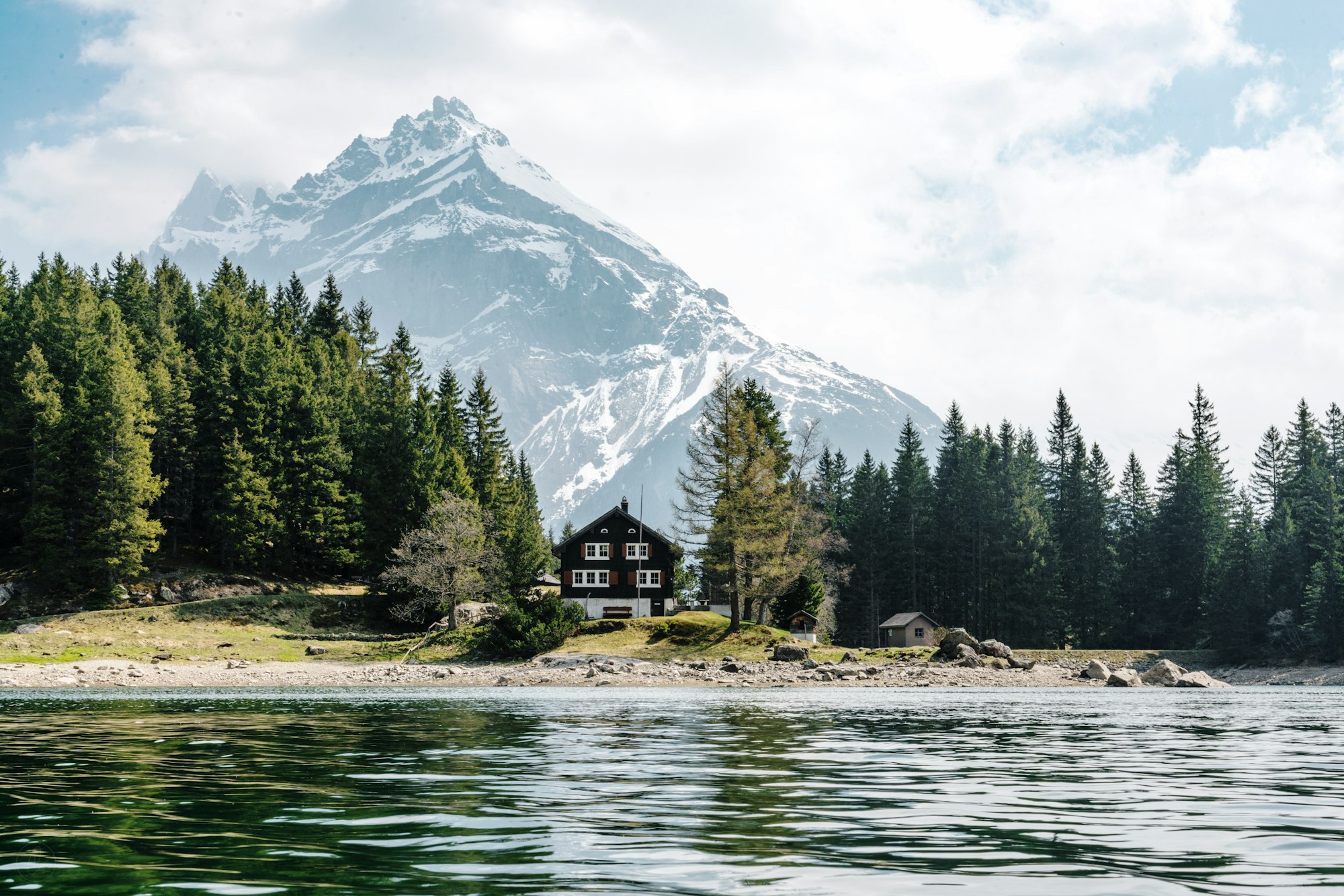 Tipico e idílico paisaje suizo