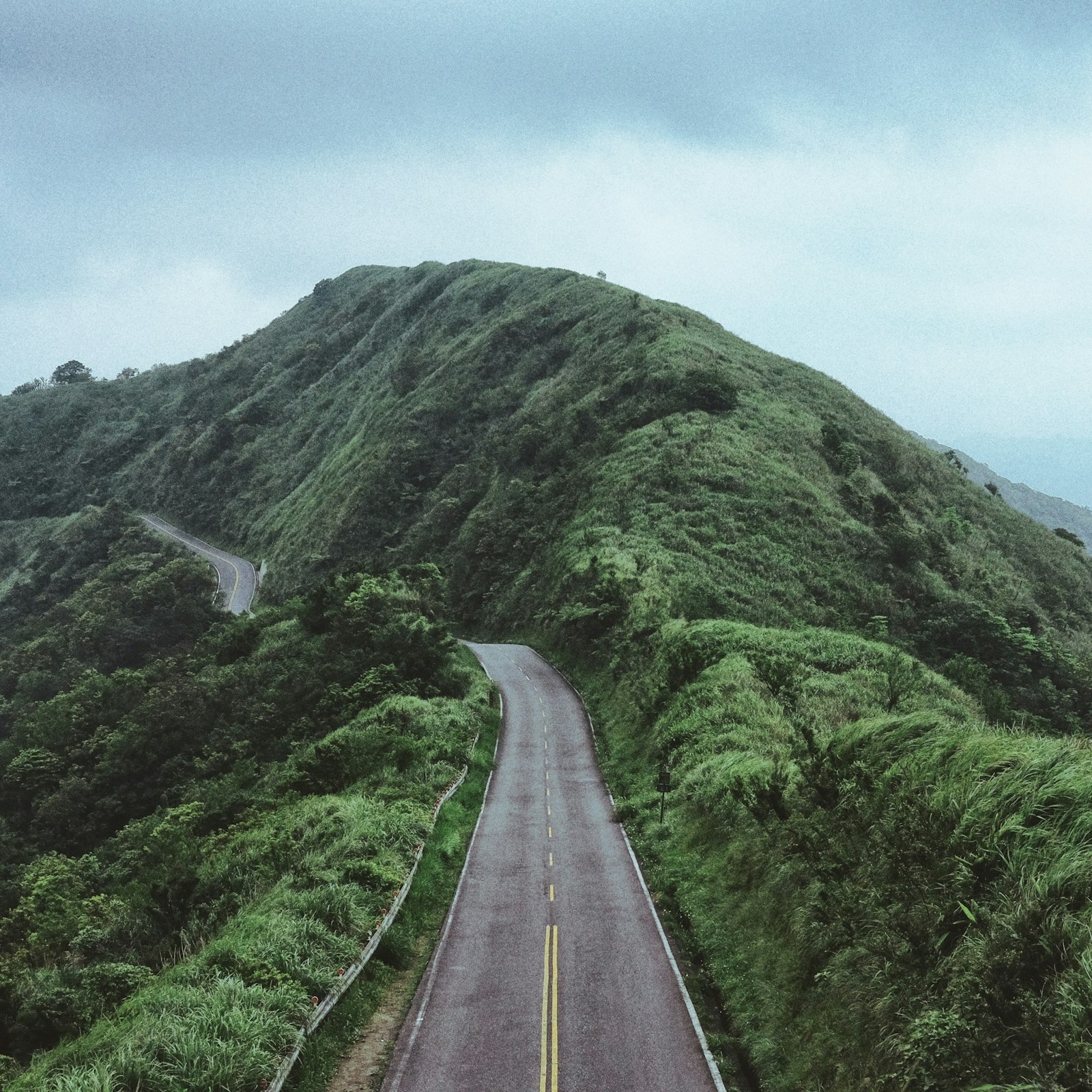 Fujifilm X-T10 + Fujifilm XF 35mm F2 R WR sample photo. Photo of road between photography