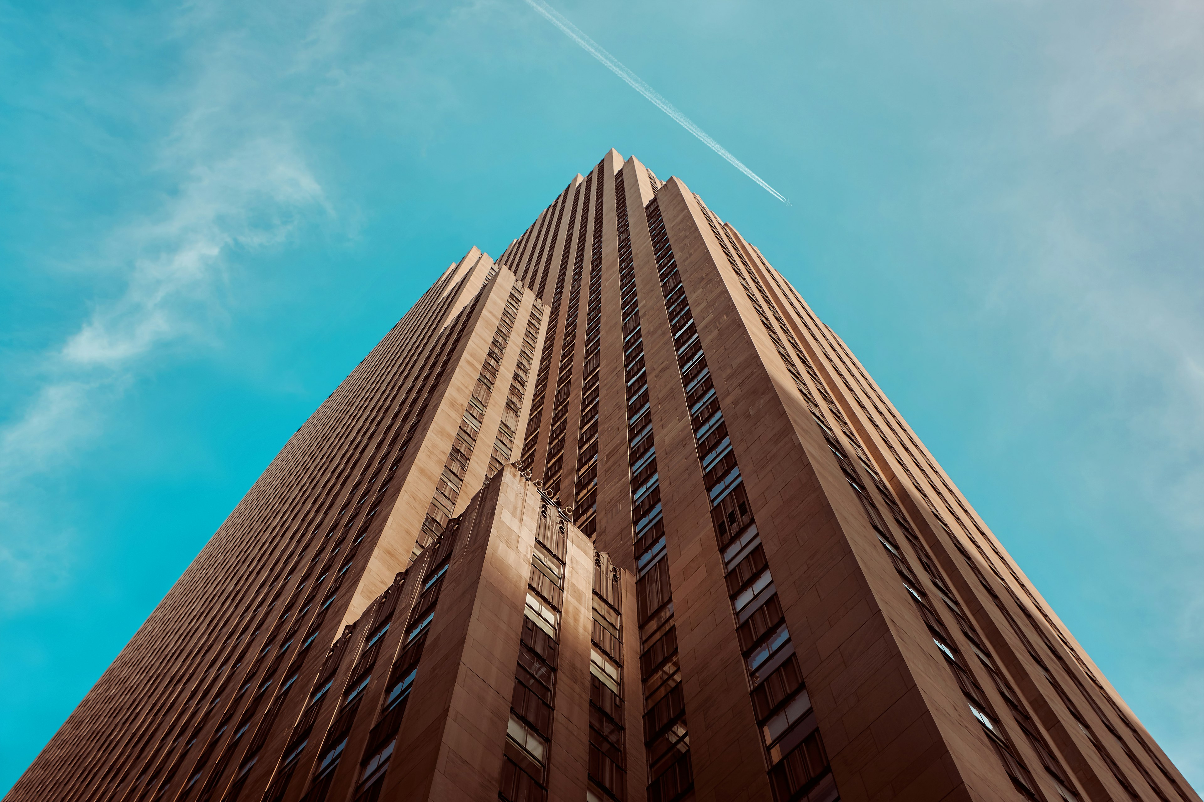 la vista dell'imponente rockefeller center dal livello della strada 