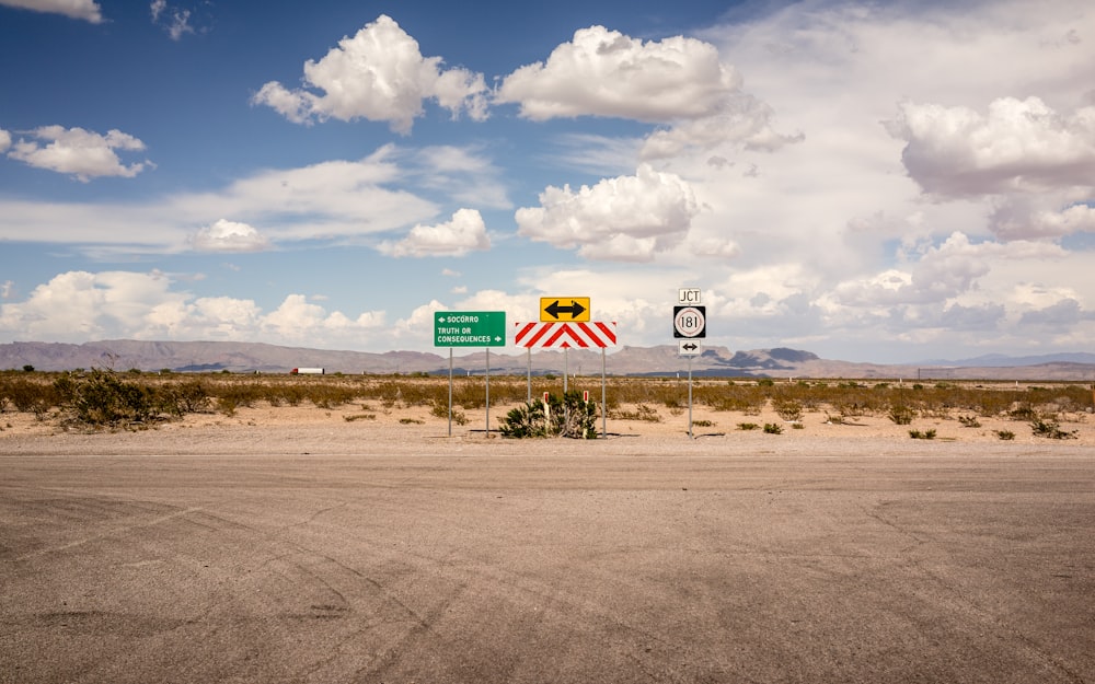 Signalisation verte sur la route en béton pendant la journée