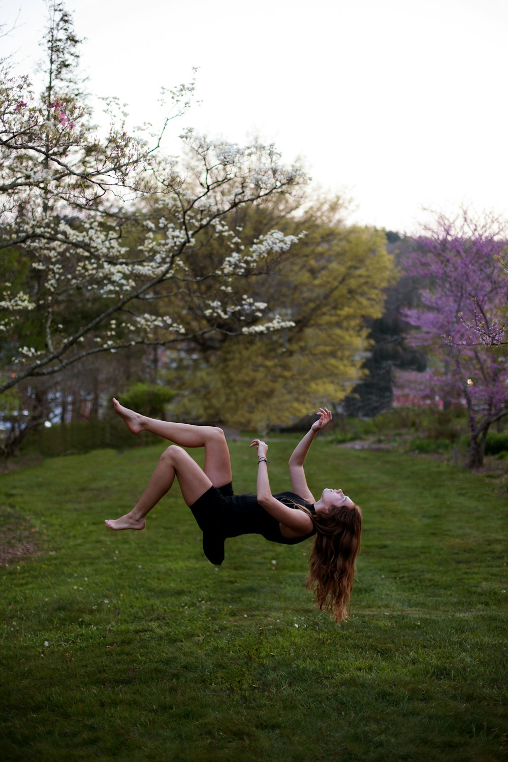 femme dos flip dans le jardin