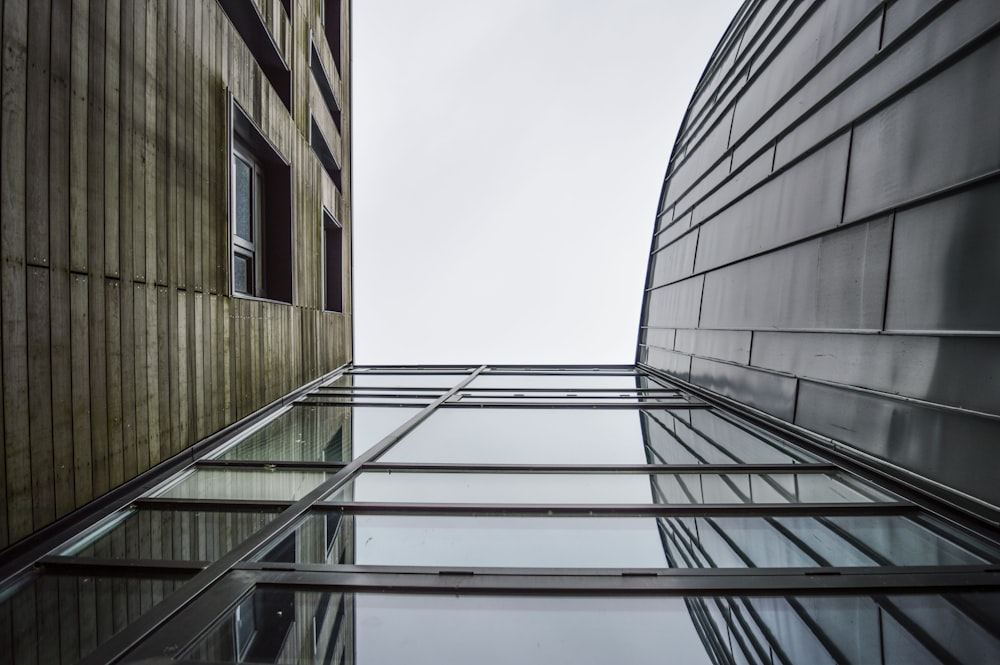 Fotografía de ángulo bajo de un edificio