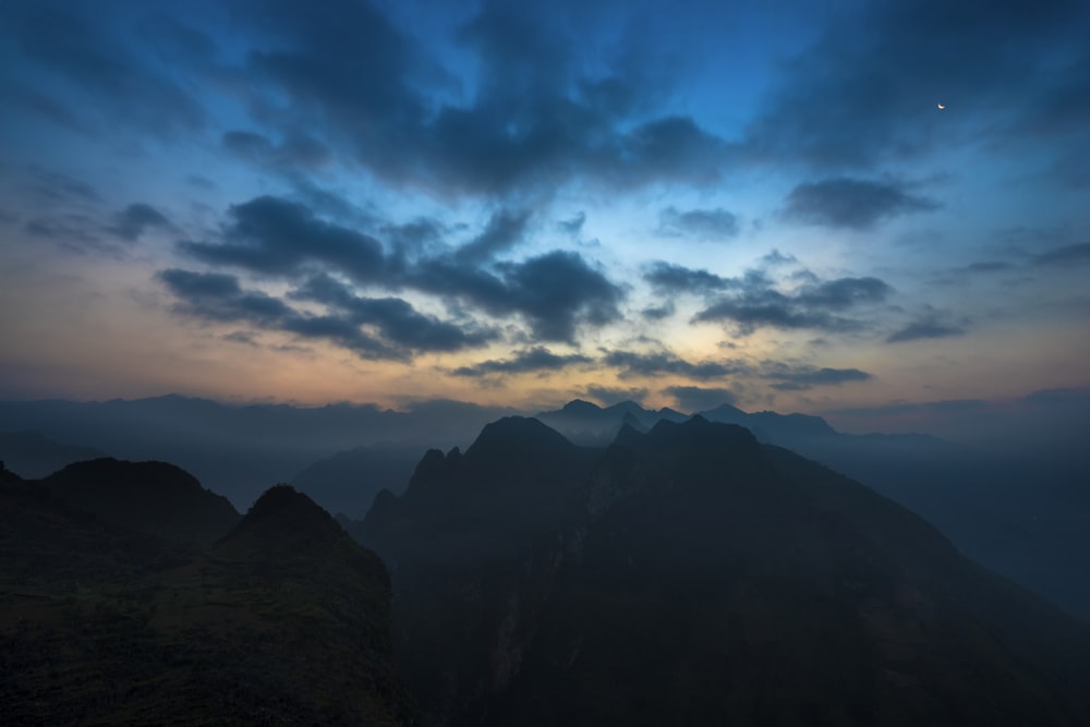 pico de la montaña durante el día