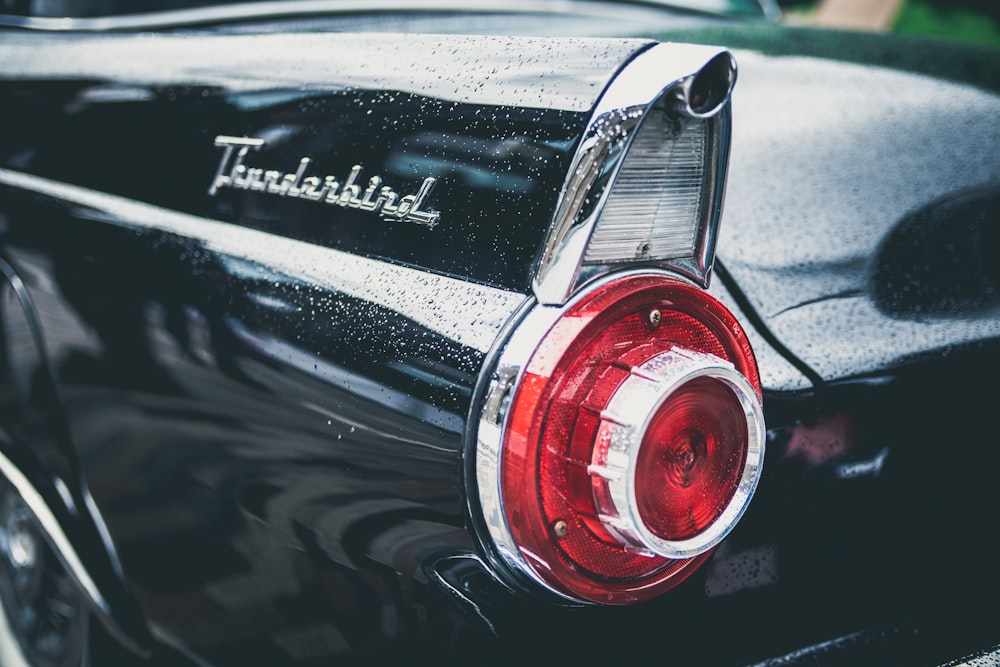 Pontiac Thunderbird noire à l’arrière