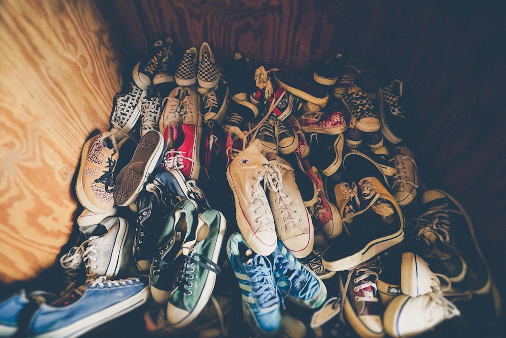 Fotografía de un lote de zapatos de colores variados en la caja