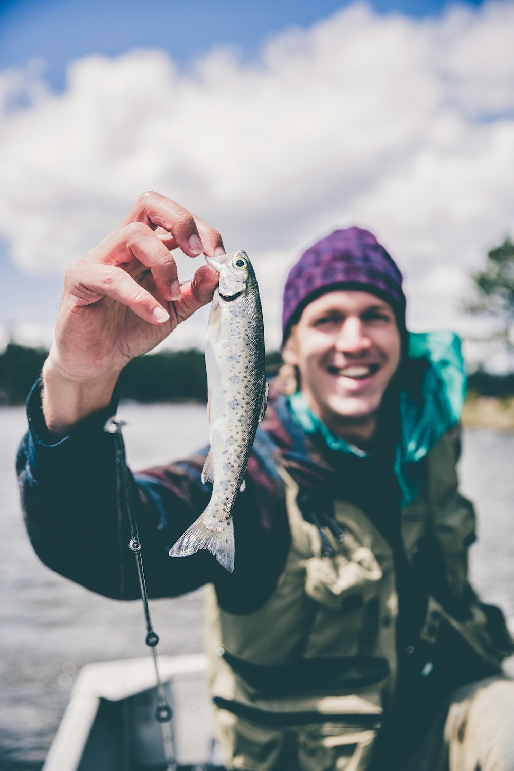 Photographie de profondeur d’un homme tenant un poisson