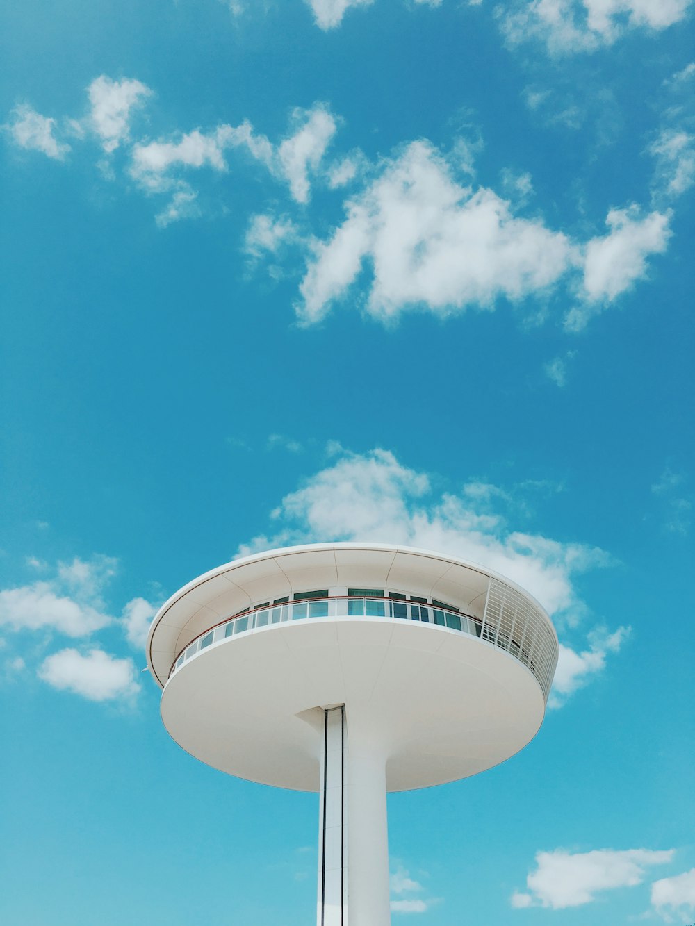 Torre de hormigón con tapa de disco