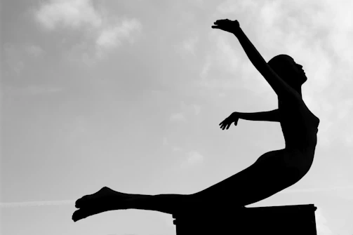 Elegant silhouette demonstrating integrated anatomy and natural body axis in motion.