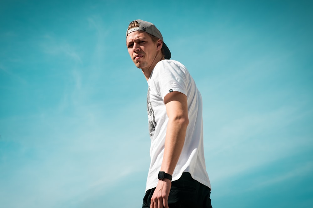 homme en T-shirt blanc à col rond