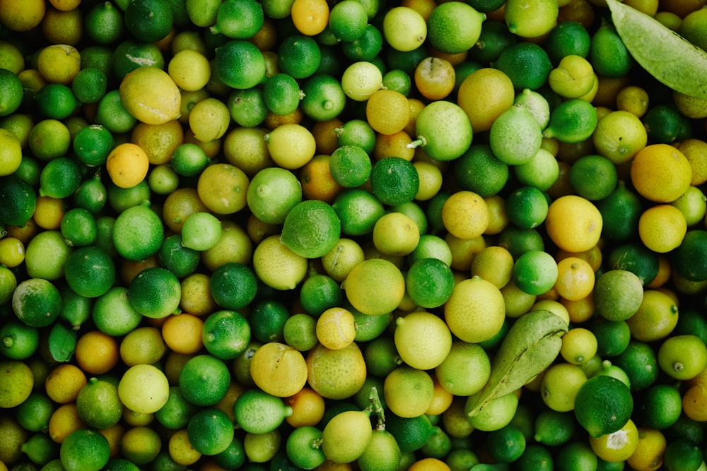 丸い緑と黄色の果実のロット