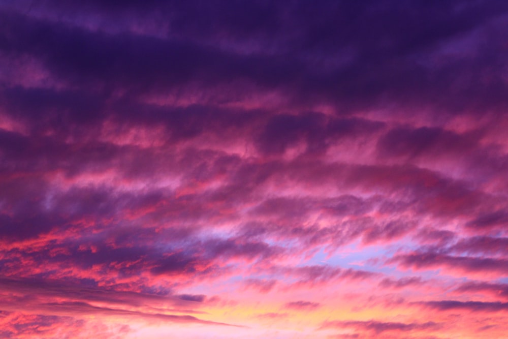 photo de nuages bleus et rouges