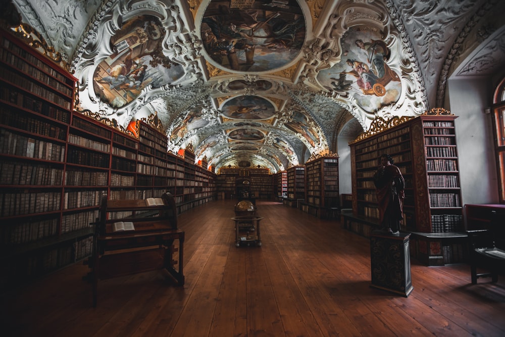 宗教的なエンボス加工の天井がある図書館の写真