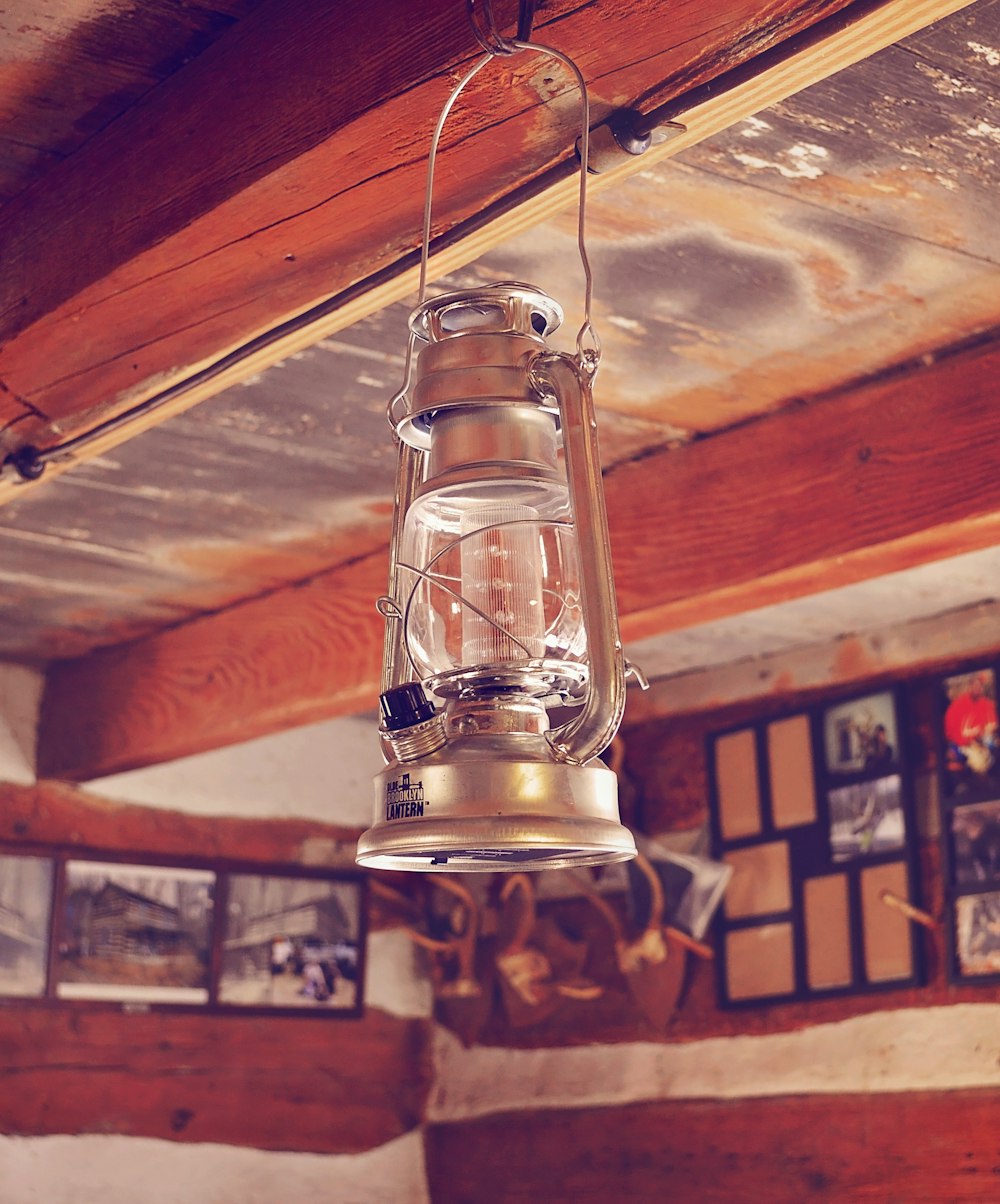 lanterne à gaz en acier gris accrochée au plafond