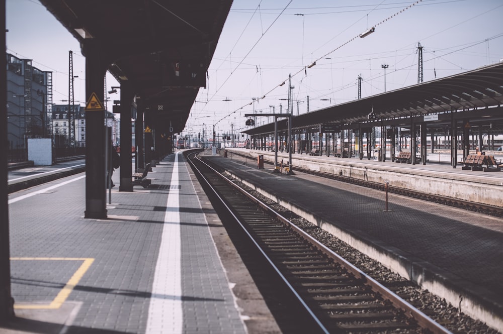 train rail road during daytime