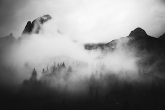 Foto de una montaña cubierta de niebla, mostrando un paisaje natural y misterioso.