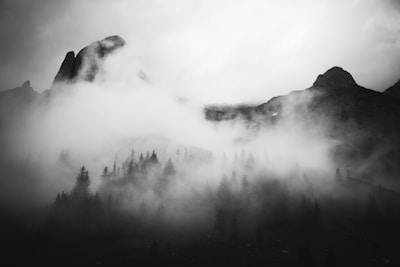 Foto de una montaña cubierta de niebla, mostrando un paisaje natural y misterioso.