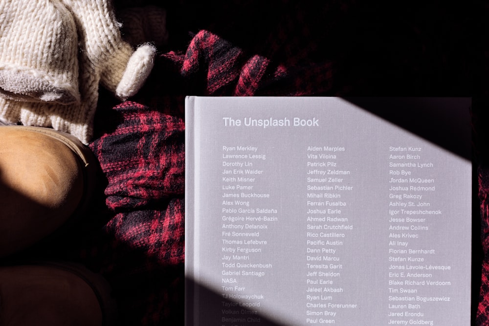 El libro Unsplash sobre textil rojo