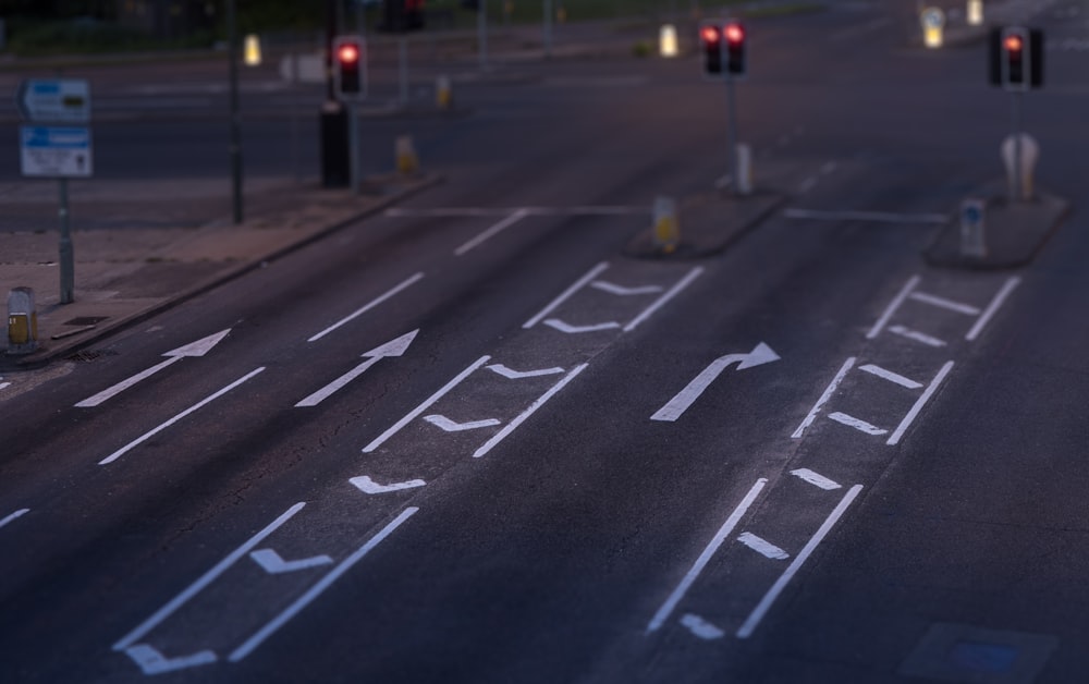 信号機のある空の灰色の道路の写真