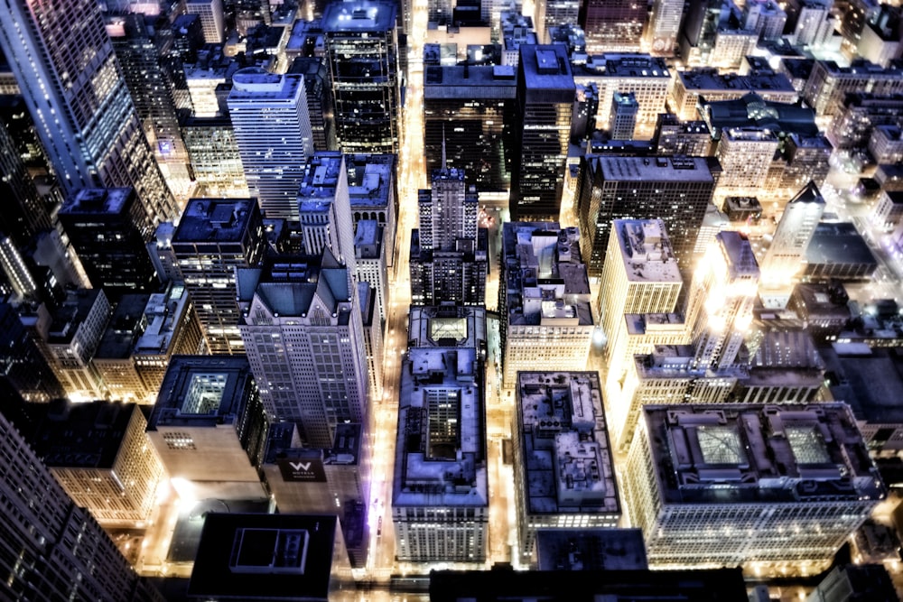 Vista superior da paisagem urbana durante a noite