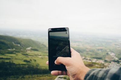 A traveler using Framemaster AI outdoors with weather-based photography tips on screen.
