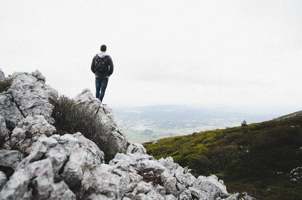 Mann steht auf einem Felsen