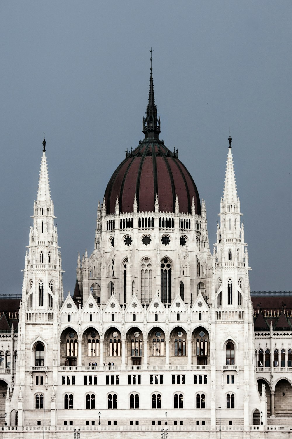 Catedral branca e marrom durante o dia