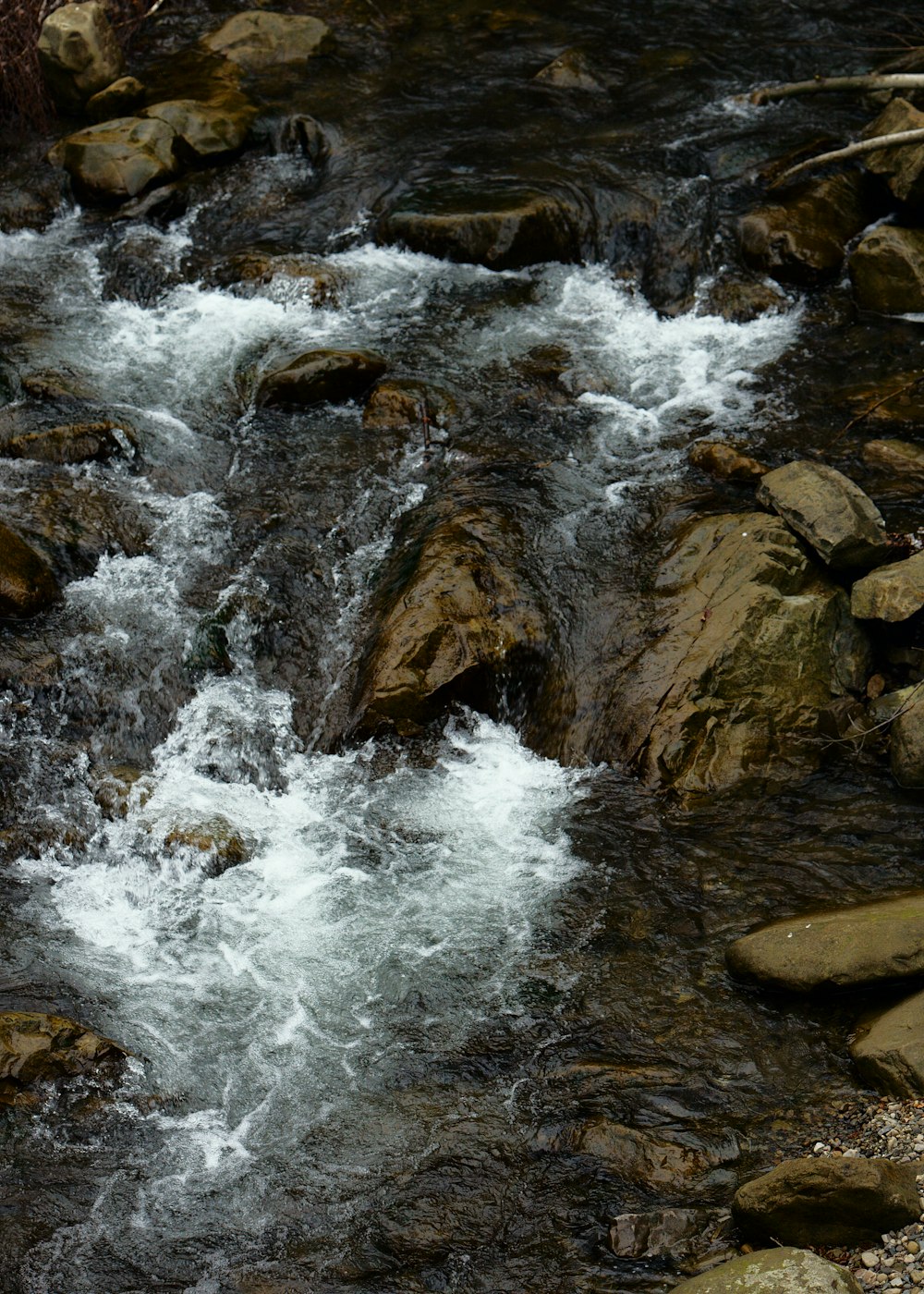 A água cai na costa rochosa durante o dia