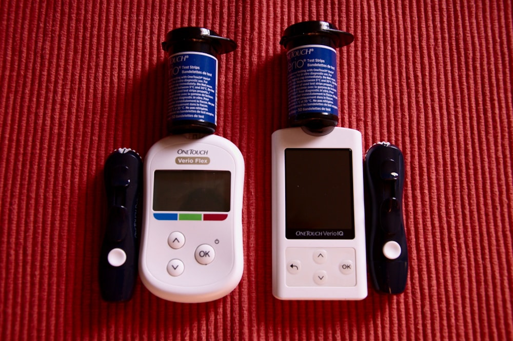 Dois dispositivos de teste de diabetes.