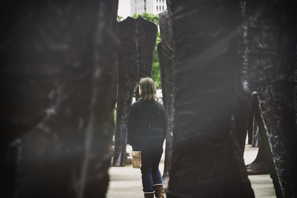 mulher em pé ao lado do monumento