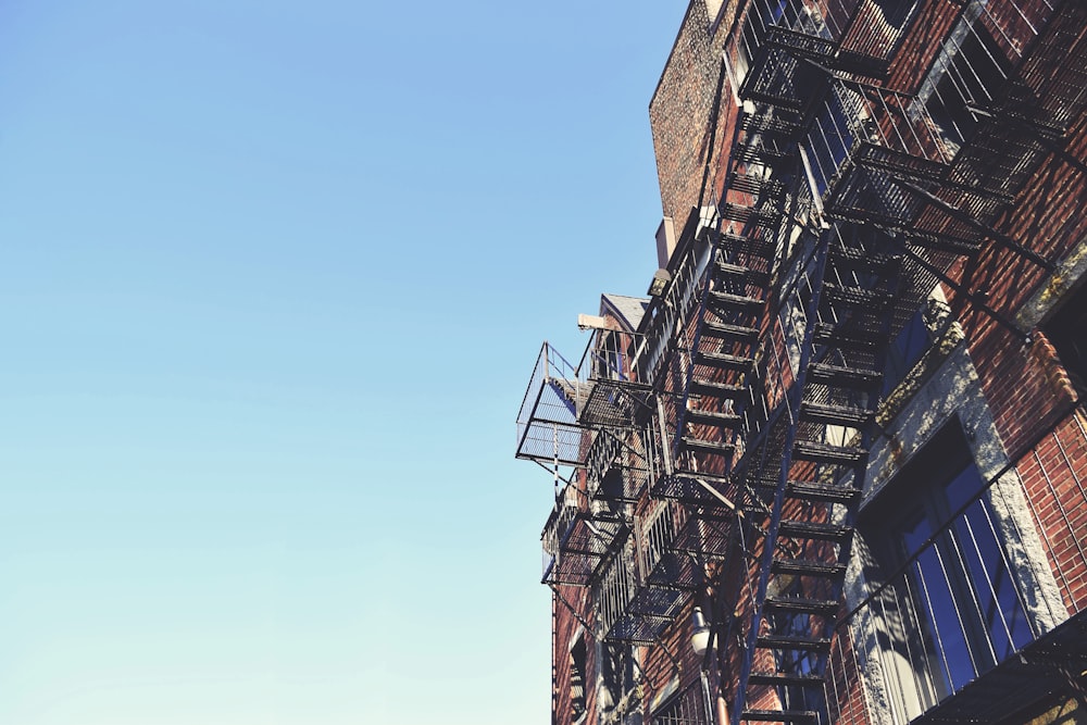 ワームの目線写真 建物の黒い金属階段の写真