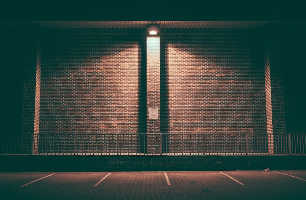 mur en béton brun pendant la journée