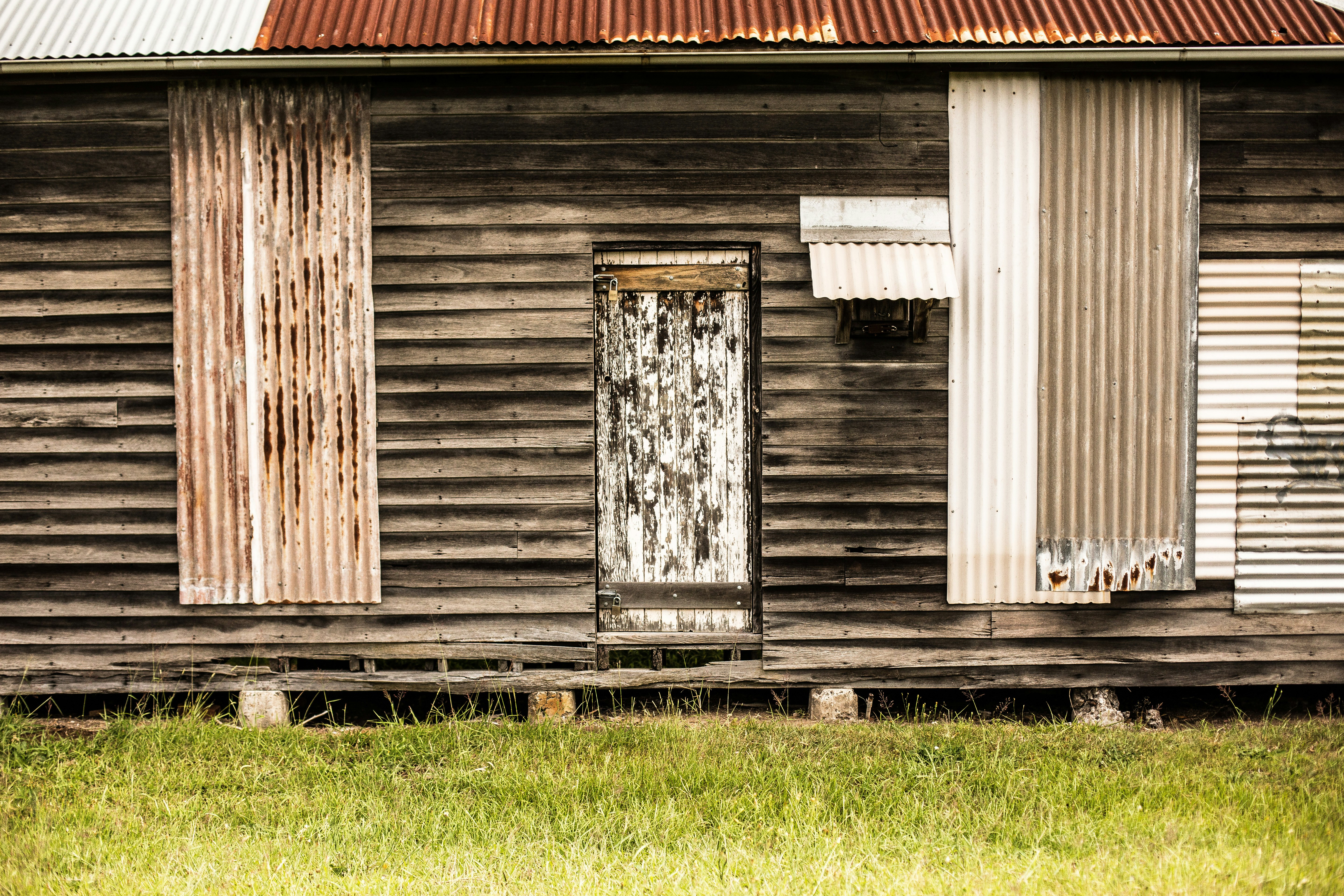 shallow focus photography of brown wooden house