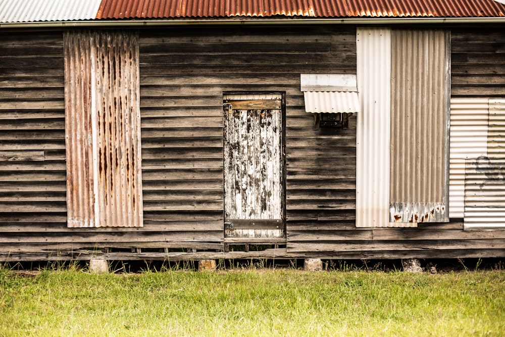 shallow focus photography of brown wooden house