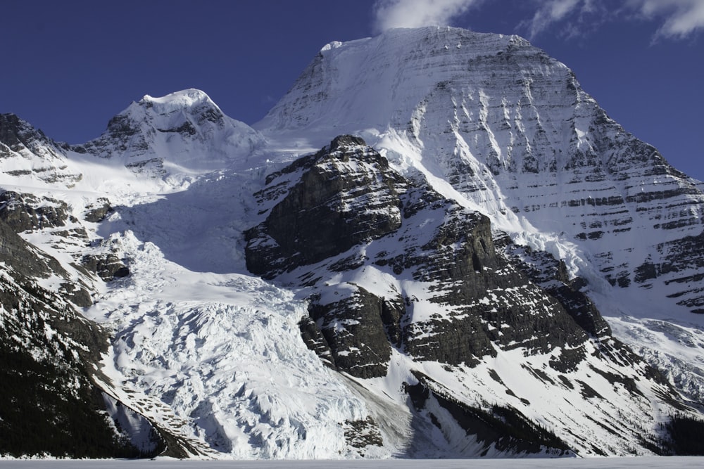 montagna coperta di neve