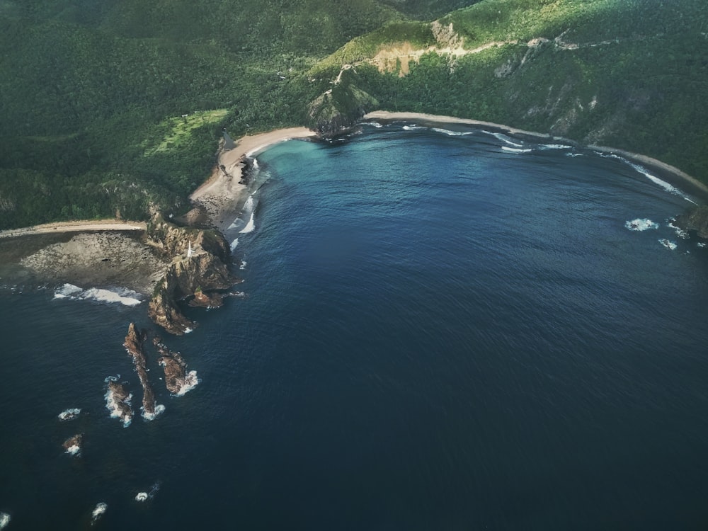fotografia aérea do mar e da ilha
