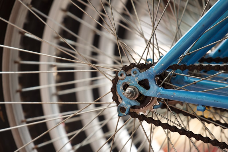 Close-up van een grijze fietsvelg