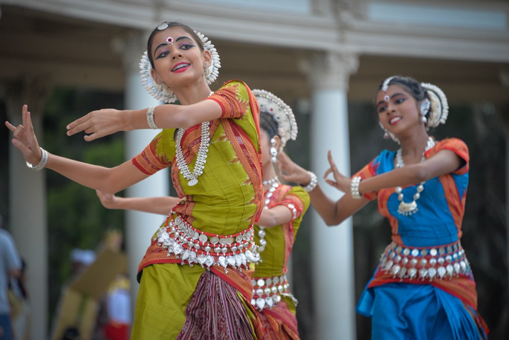 Tres mujeres realizando danza tradicional india. Viajar a India.