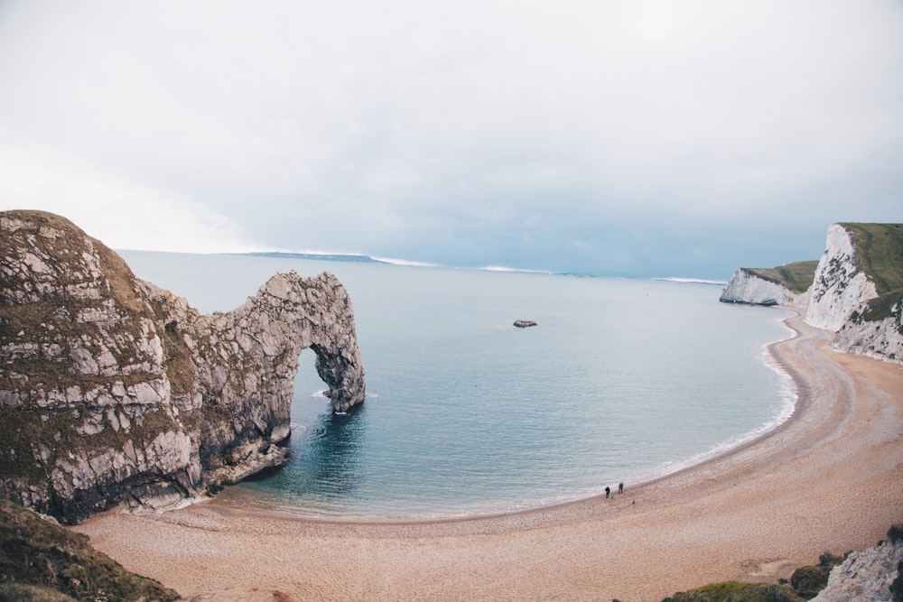 Personnes debout près du rivage