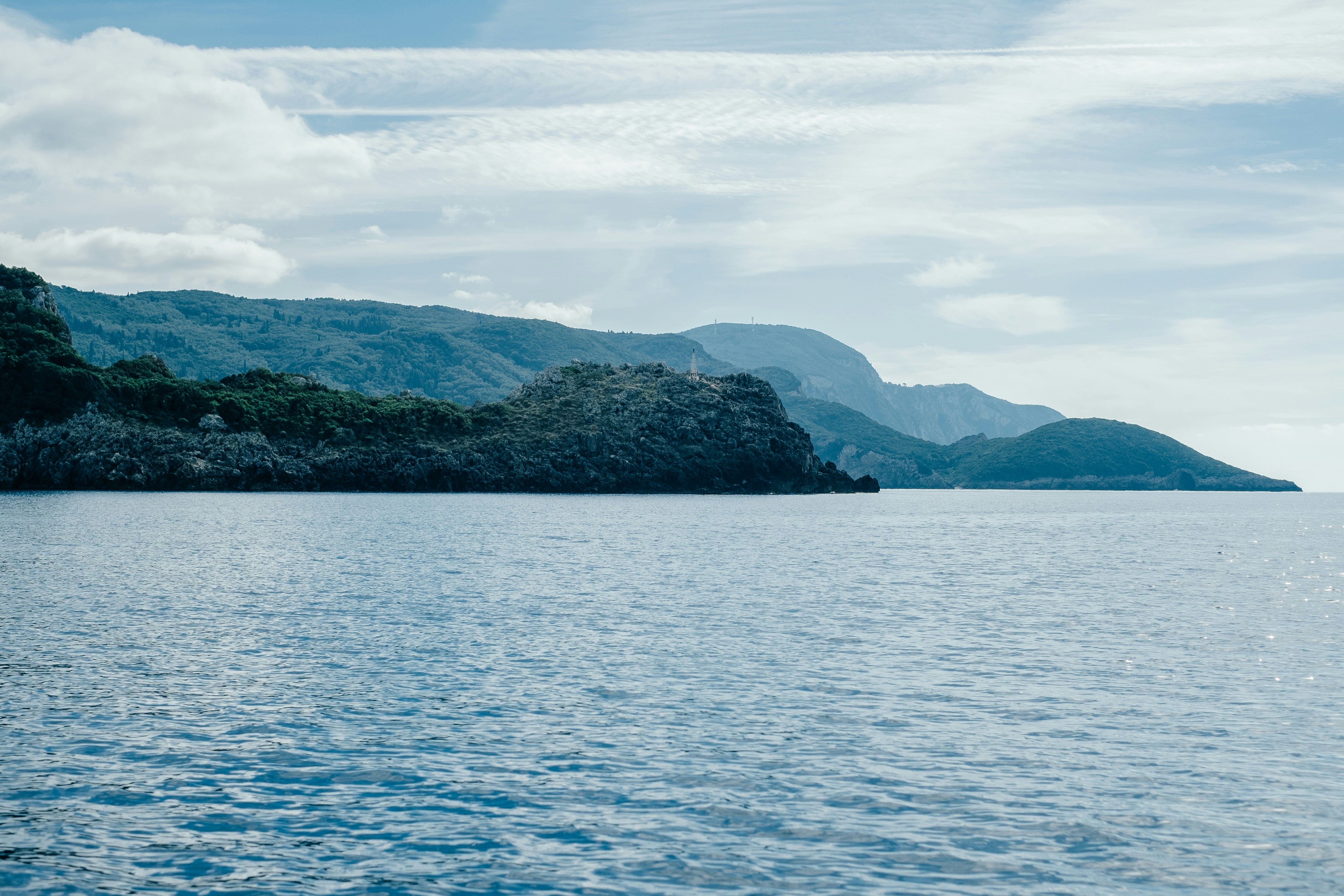 Море горы вдали. Море и остров вдали. Море вдали. Остров вдалеке