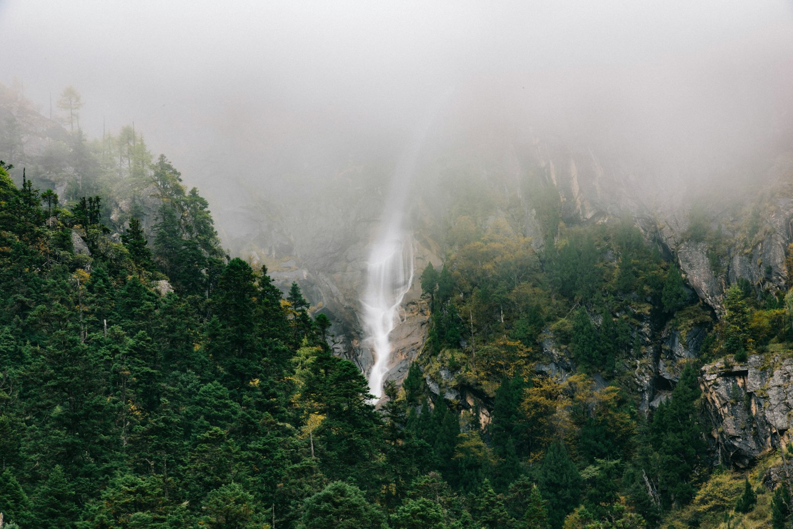 Nikon D810 + Nikon AF-S Nikkor 70-200mm F2.8G ED VR II sample photo. Landscape photo of waterfalls photography