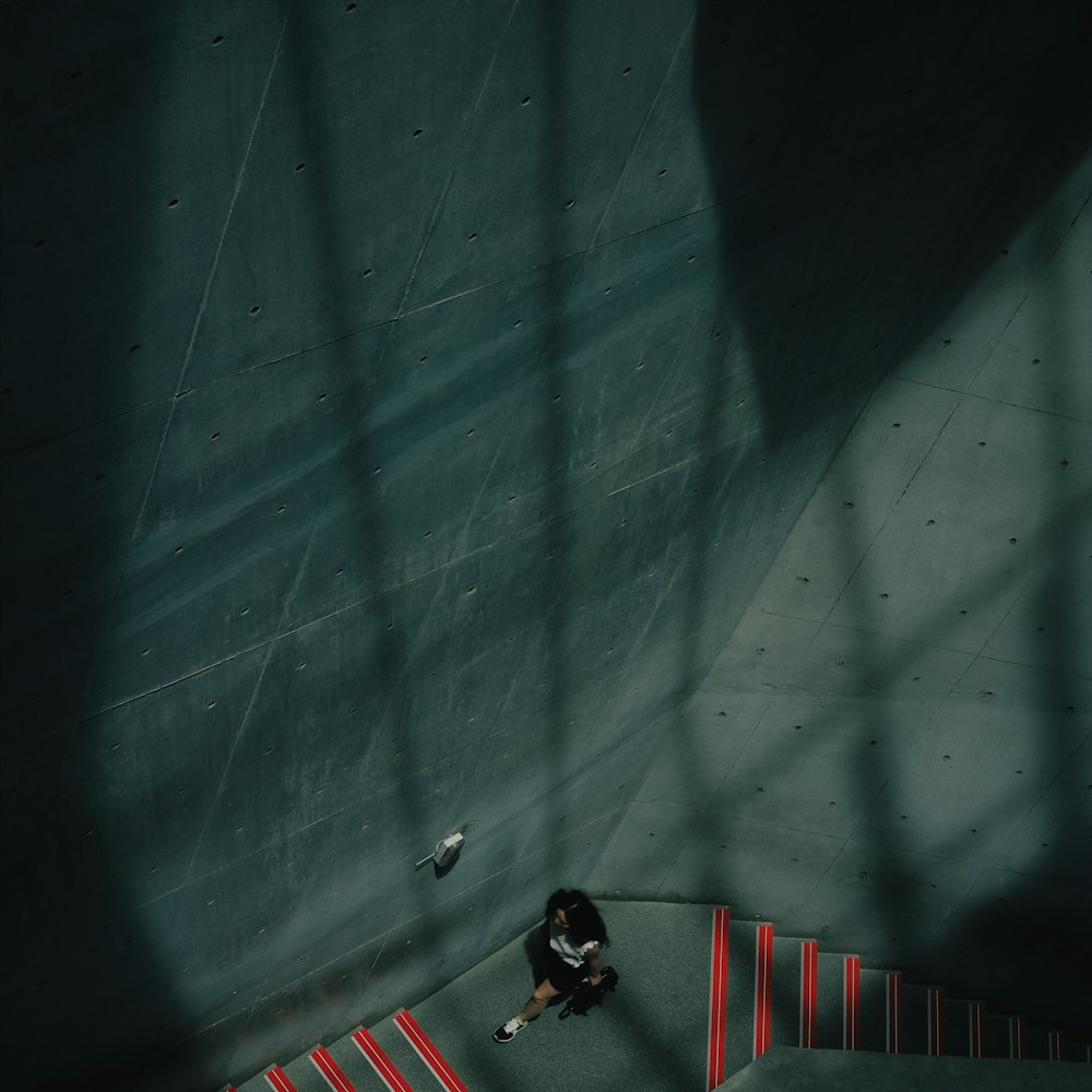 photographie aérienne d’un couple s’embrassant dans l’escalier