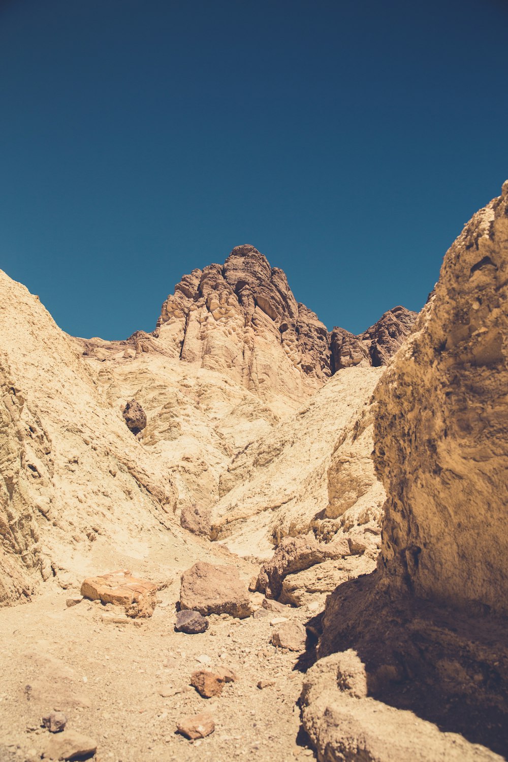 Foto aus einem niedrigen Winkel des Brown Rock Mountain